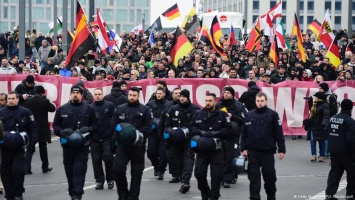 Праворадикалы прошли шествием по центру Берлина
