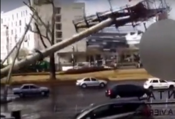 В Мексике на дороге раздавил автомобили гигантский металлический столб