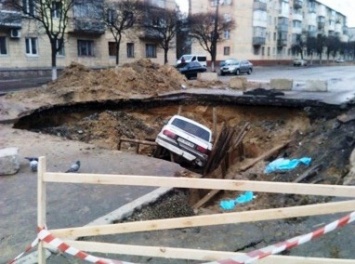 В Житомире "Волга" влетела в выкопанную коммунальщиками яму