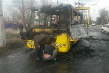 В Мариуполе до тла сгорел маршрутный автобус (ФОТО)