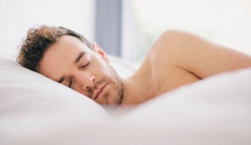 Исследование показало, как поза сна влияет на зрение