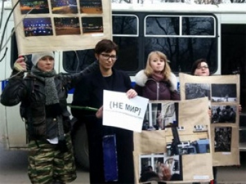 В Москве задержали более десятка художников с передвижной выставкой за мир