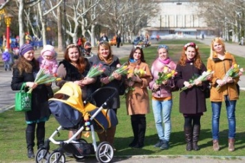 Херсонские "Мамы в декрете не дремлют", а дарят цветы