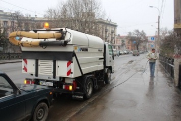 К празднику в Симферополе моют бордюры и парапеты, убирают в парках (ФОТО)