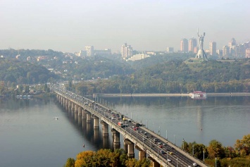 Сегодня будет ограничено движение по мосту Патона