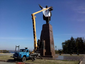 Черный день для Ленина: в Запорожье приступили к демонтажу памятника вождю пролетариата