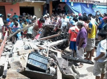 В Боливии самолет упал на городской рынок – 7 человек погибли