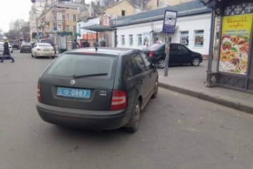 В центре Одессы общественники пристыдили полицейского, который припарковался на остановке (ФОТО)