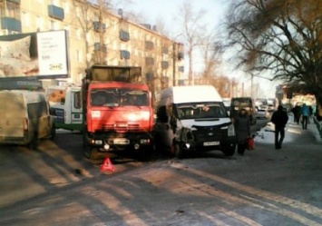 В Осмкой области мусоровоз врезался в маршрутку