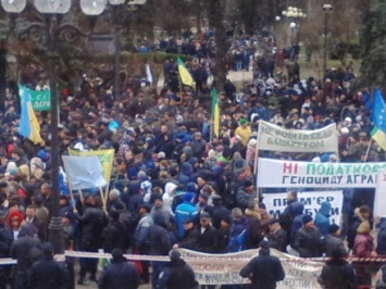 Количество митингующих под ВР увеличилось до тысячи