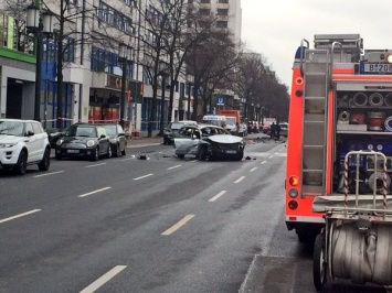 Берлинская полиция оцепила место взрыва автомобиля: машина подорвалась "на ходу" в центре столицы