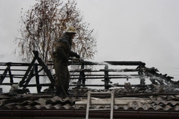 Около часа понадобилось пожарным, чтобы потушить огонь в частном доме