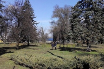 В Запорожье в сквере возле памятника Ленину произошел взрыв, территорию оцепила полиция