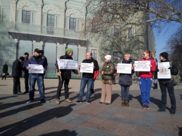 Возле одесской мэрии митингуют против сноса деревьев на Французском бульваре