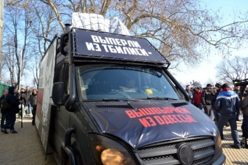 В Одессе митингующие разгромили "вейдеромобиль", который агитировал за отставку Саакашвили