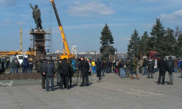 Возле памятника Ленину в Запорожье нашли подозрительный предмет