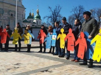 Молчаливый флешмоб памяти погибших крымчан устроили в Киеве