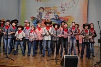 Юные музыканты выступают на фестивале "Виват, талант!" в Днепродзержинске