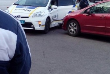 Новое ДТП с полицией в Днепропетровске: Peugeot столкнулся с патрульной Toyota (ФОТО)