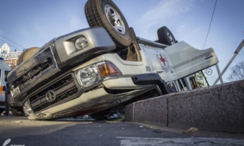 Автомобиль Красного Креста попал в аварию в Донецке