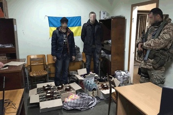Двое парней пытались в обход блокпостов пронести в Луганск коньяк, вино и пиво