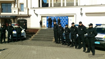 Полиция Закарпатья отчиталась перед общественностью на центральной площади Ужгорода (ФОТО)