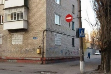 Общественность Кременчуга инициировала демонтаж нелегального дорожного знака (ФОТО)