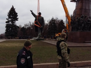 Запорожского Ленина сняли с пьедестала