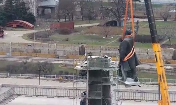 Обнародовано полное видео демонтажа памятника Ленину в Запорожье