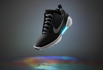 В Nike впервые представили серийные самозашнуровывающиеся кроссовки