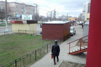 Владельцы МАФов в Днепропетровске не знают меры: киоск установили на газон (ФОТО)