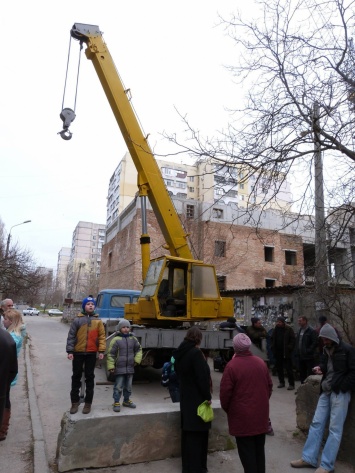 На проспекте Центральном у николаевцев возник конфликт с коммунальщиками из-за бетонных блоков