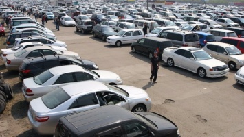 В Украину снова завозят недорогие "серые" авто из России