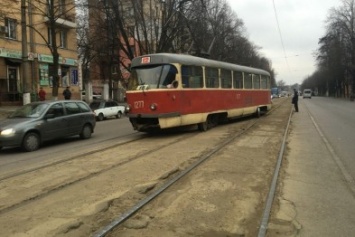 На проспекте Ивана Мазепы сошел с рельсов очередной трамвай (ФОТО)