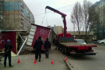 Алкоголики в трауре: как на "Парусе" демонтировали "наливайки" (ФОТО)