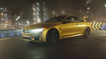 BMW M4 дрифтит на территории завода