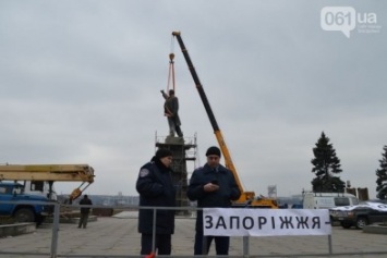 Демонтаж запорожского Ленина прошел без провокаций, никого не задержали, - полиция