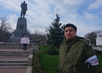 В Севастополе прошли одиночные пикеты в поддержку лидера "Русского блока"