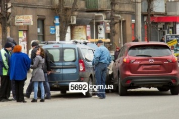 В Днепродзержинске в ДТП на проспекте Тараса Шевченко столкнулись Dacia и Mazda