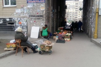 Стихийные торговцы перекрыли один из въездов во двор "Китайской стены" в Днепропетровске (ФОТО)