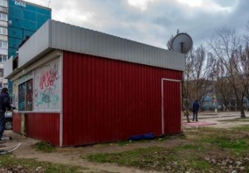 В одном из спальных районов Днепропетровска убрали находившуюся возле школы «наливайку»