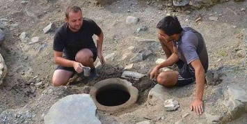 Археологи откопали сосуд со святой водой, которая не испортилась за 1300 лет