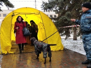 Возле российского суда, в котором должны вынести приговор Н.Савченко, установили палатку