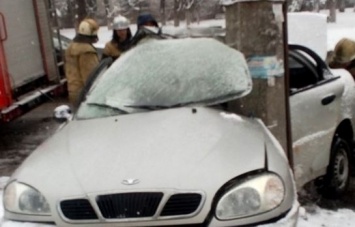 В Кременчуге Полтавской обл. Daewoo врезалось в столб, 1 человек погиб, еще 3 госпитализированы
