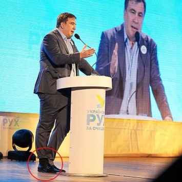 Саакашвили появился на публике в новом нелепом наряде