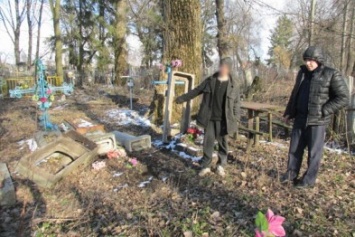 В Черниговской области вандалы разрушили 40 надгробий, чтобы заработать