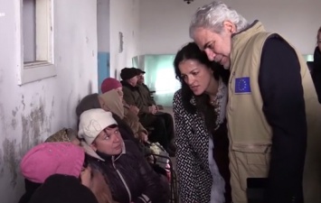 Комиссар ЕС раздавал гуманитарную помощь на Донбассе