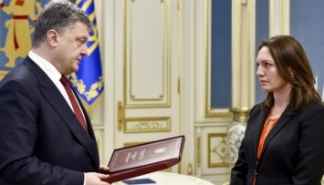 Порошенко передал Мирославе Гонгадзе орден "Звезда Героя"