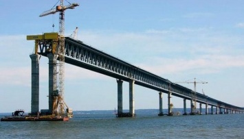 Недостроенный Керченский мост протаранил корабль