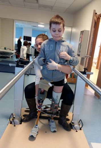 12-летний мальчик из Донбасса, потерявший три конечности, проходит реабилитацию в Канаде